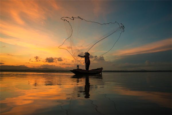 Soñar con el significado de pescar con red de pesca