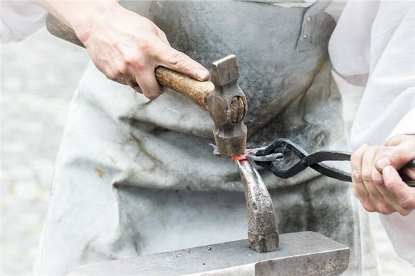 El significado espiritual de soñar con un martillo