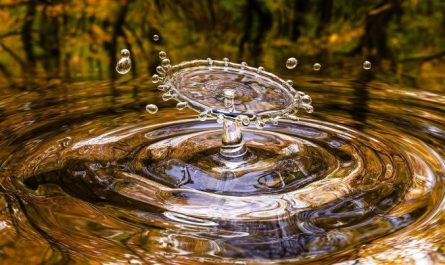 Soñar con agua que sale : 23 escenarios y significadosSoñar con agua que sale : 23 escenarios y significados