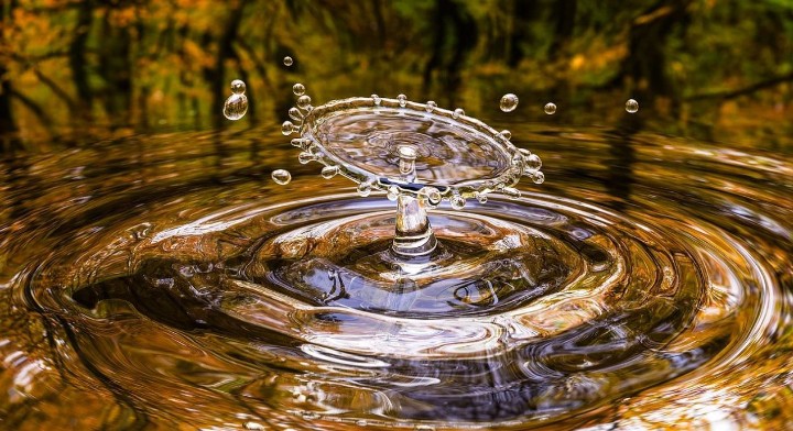 Soñar con agua que sale : 23 escenarios y significadosSoñar con agua que sale : 23 escenarios y significados