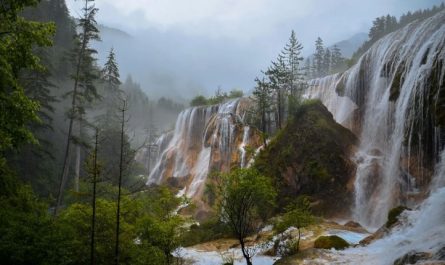 Soñar con cascada : 11 escenarios y significados