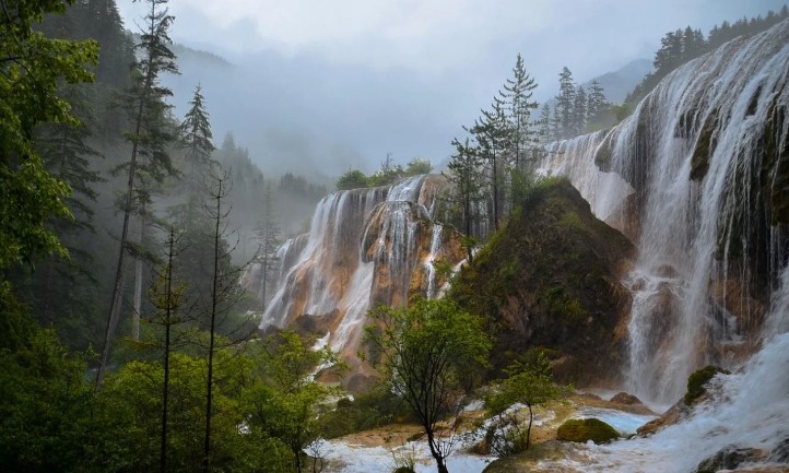 Soñar con cascada : 11 escenarios y significados