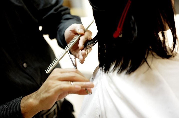 Soñar con cortar el cabello : 27 escenarios y significados
