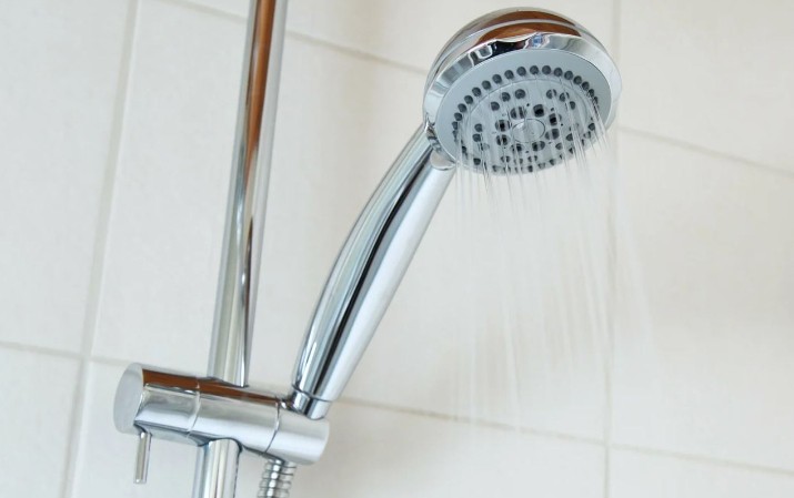Soñar con ducha : 17 escenarios y significados