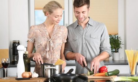 Soñar con cocinar comida : 41 escenarios y significados
