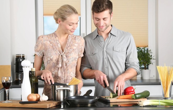 Soñar con cocinar comida : 41 escenarios y significados