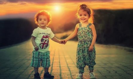Soñar con tomarse de la mano : 19 escenarios y significados