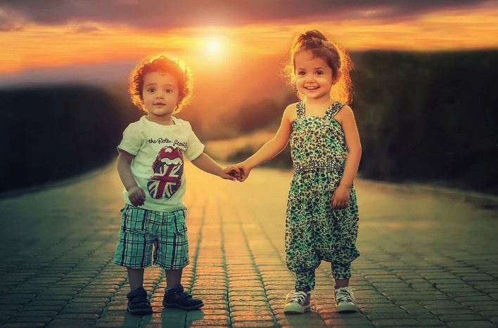Soñar con tomarse de la mano : 19 escenarios y significados
