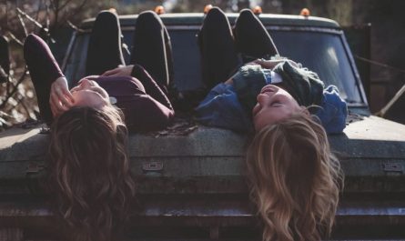 Soñar con amigos : 86 escenarios y significados