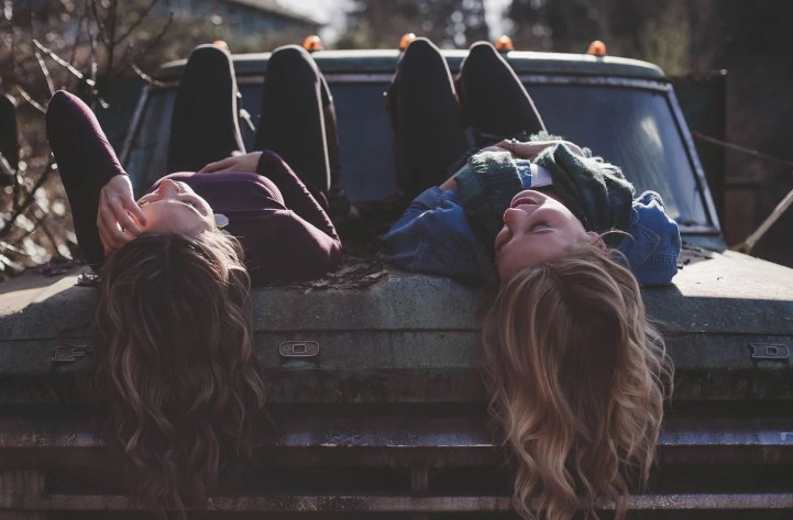 Soñar con amigos : 86 escenarios y significados