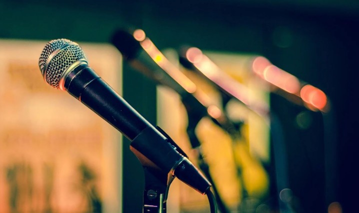 Soñar con cantar : 28 escenarios y significados