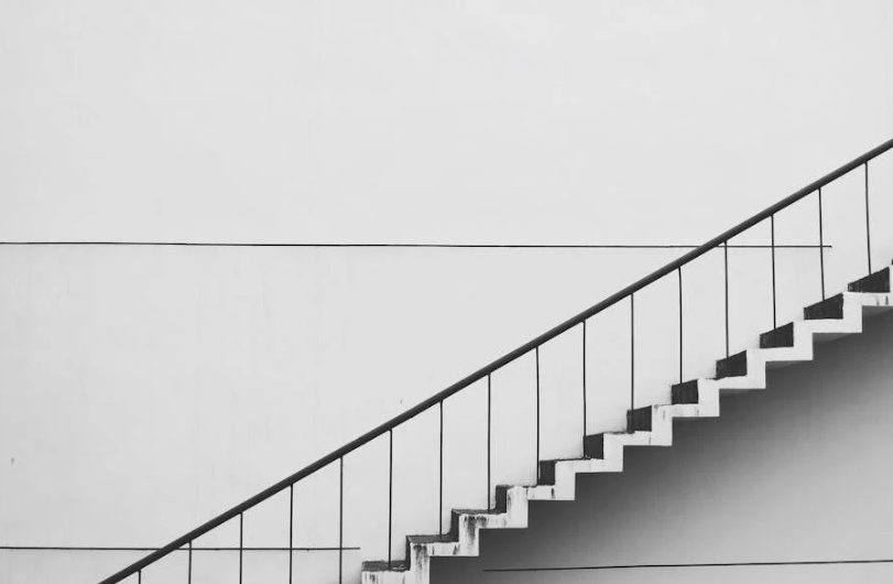 Soñar con subir escaleras : 28 escenarios y significados