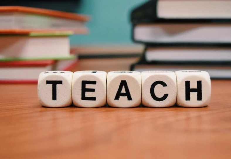 Soñar con ir a la escuela : 32 escenarios y significados
