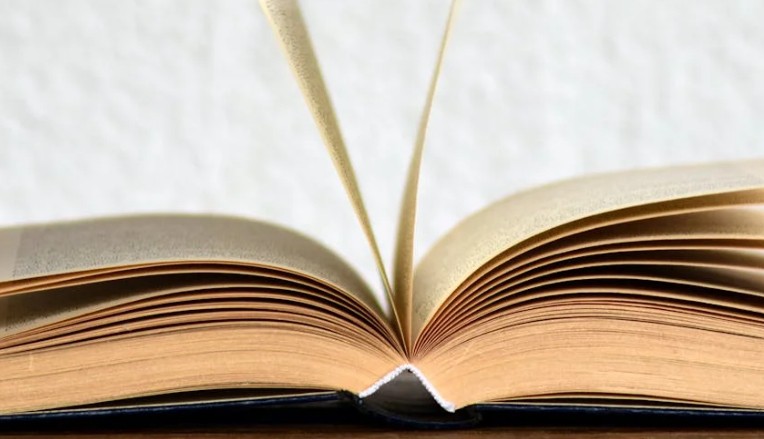 Soñar con libro : 39 escenarios y significados