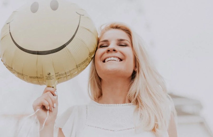 Soñar con sonreír : 18 escenarios y significados