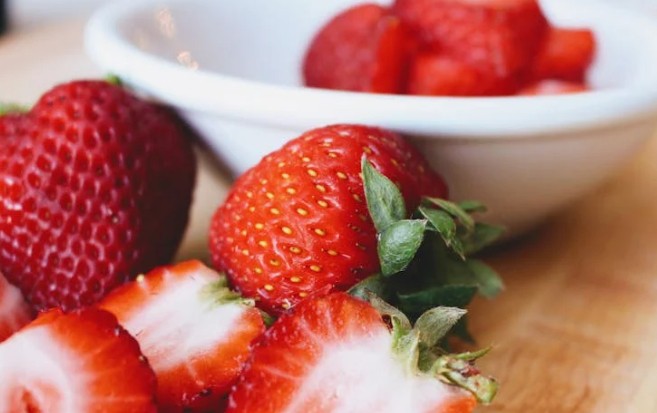 Soñar con fresas : 29 escenarios y significados