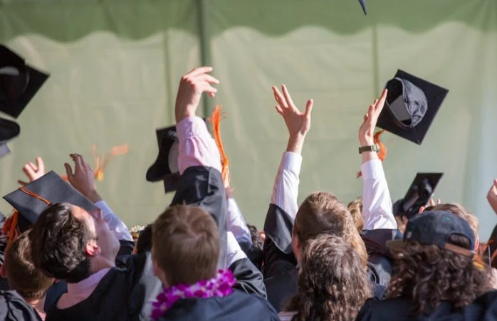 Soñar con graduación : 17 escenarios y significados