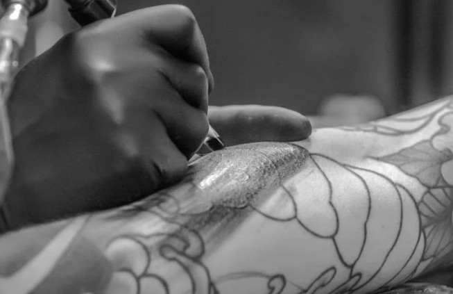 Soñar con tatuajes : 25 escenarios y significados