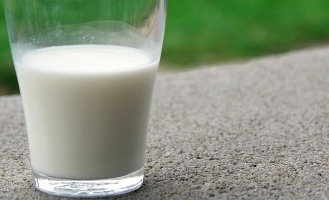 Soñar con leche : 33 escenarios y significados
