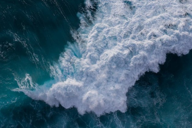 Soñar con tsunami : 17 escenarios y significados