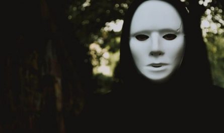 Soñar con máscaras : 30 escenarios y significados