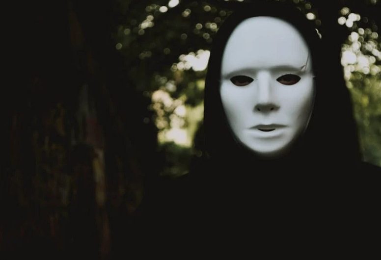 Soñar con máscaras :  30 escenarios y significados