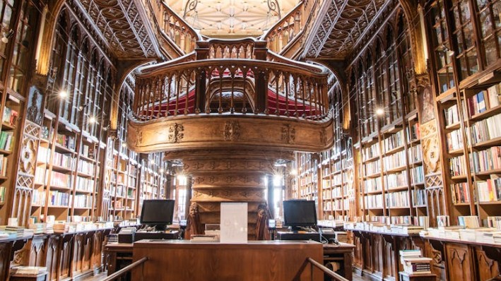Soñar con biblioteca  : 30 escenarios y significados