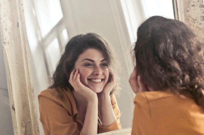 Soñar con espejos : 38 escenarios y significados