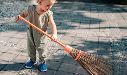 Soñar con una escoba : 23 escenarios y significados