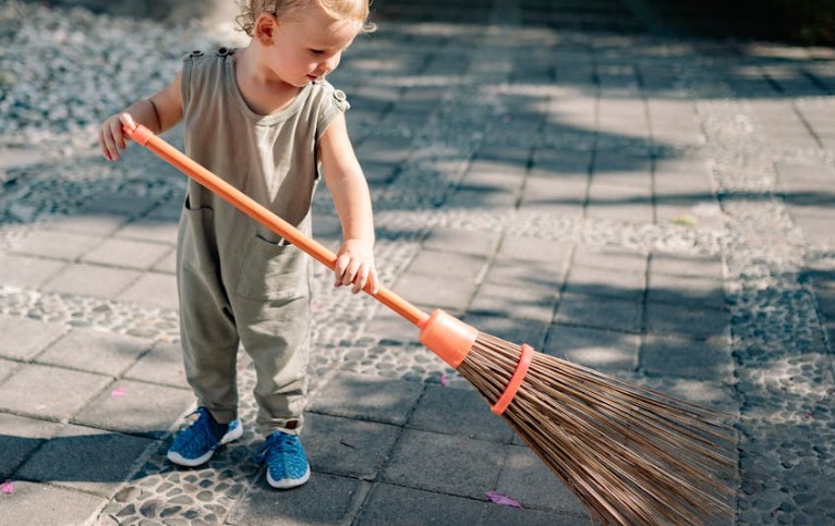 Soñar con una escoba : 23 escenarios y significados