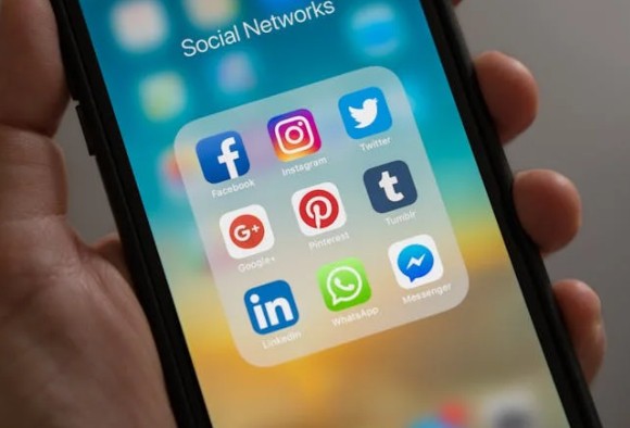 Soñar con teléfonos inteligentes : 47 escenarios y significados