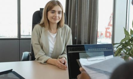 Soñar con buscar trabajo : 15 escenarios y significados