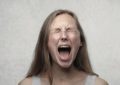 Soñar con gritos : 33 escenarios y significados