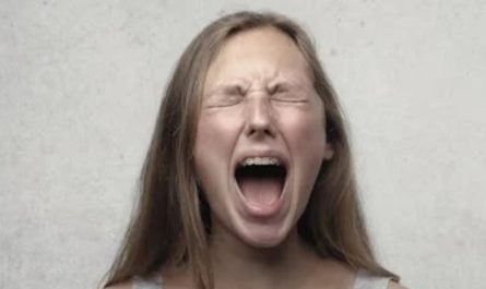 Soñar con gritos : 33 escenarios y significados