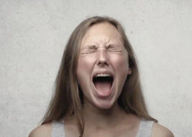 Soñar con gritos : 33 escenarios y significados
