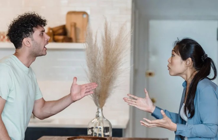 Soñar con peleas y peleas : 48 escenarios y significados