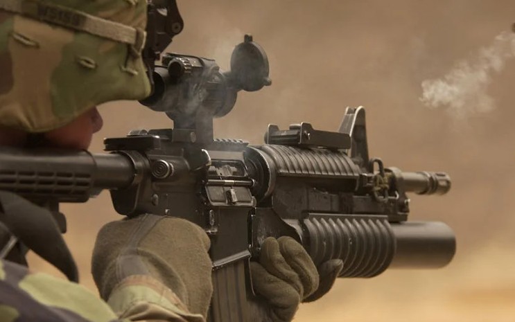 Soñar con disparar un arma : 38 escenarios y significados
