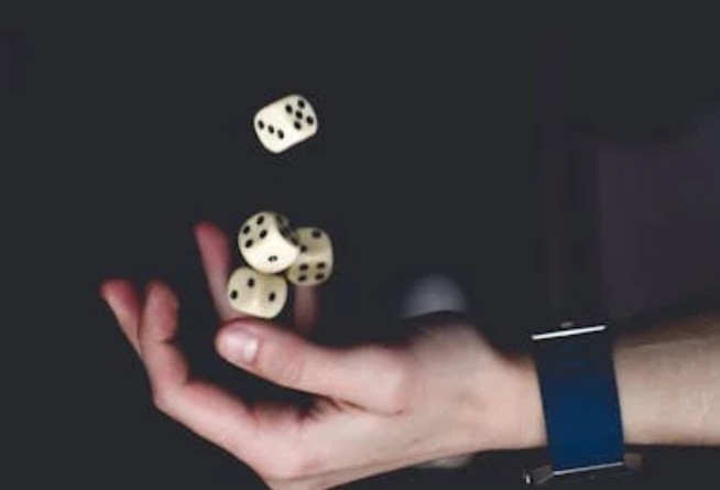 Soñar con dados : 32 escenarios y significados