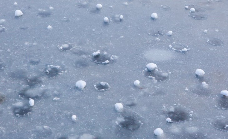 Soñar con salpicaduras de granizo : 37 escenarios y significados