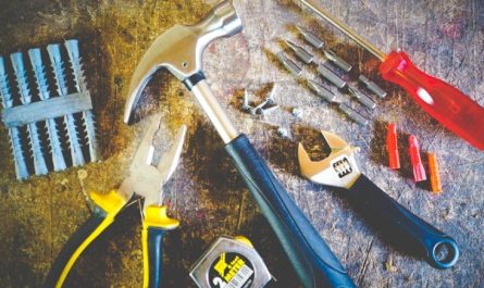 Soñar con un martillo: 41 escenarios y significados