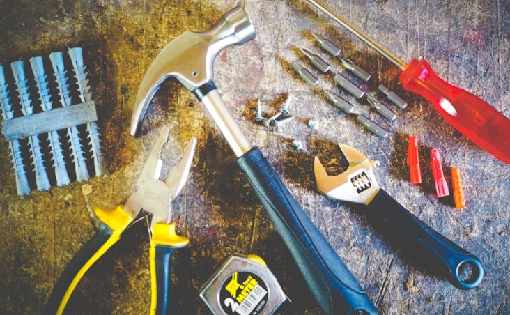 Soñar con un martillo: 41 escenarios y significados