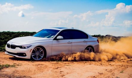Soñar con coches extranjeros : 36 escenarios y significados