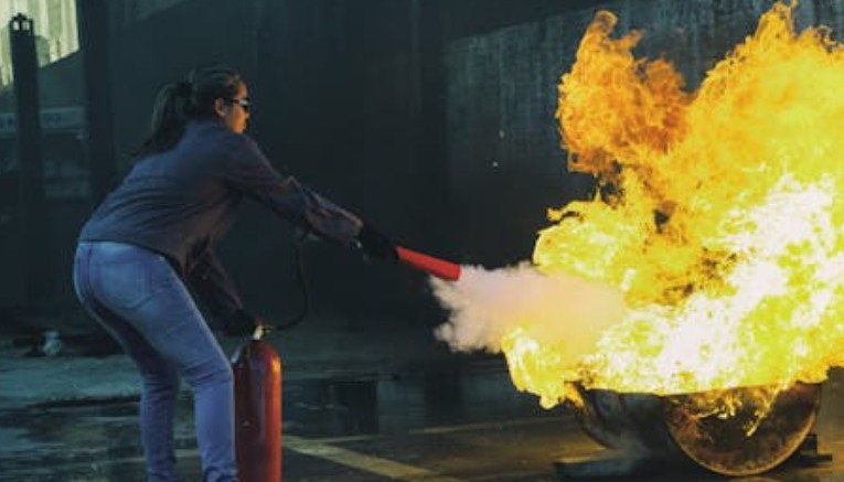Soñar con extintor de incendios : 37 escenarios y significados
