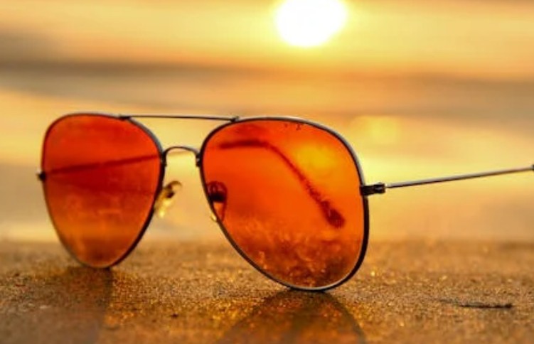 Soñar con gafas de sol : 35 escenarios y significados