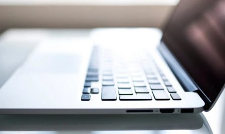 Soñar con una computadora portátil : 48 escenarios y significados