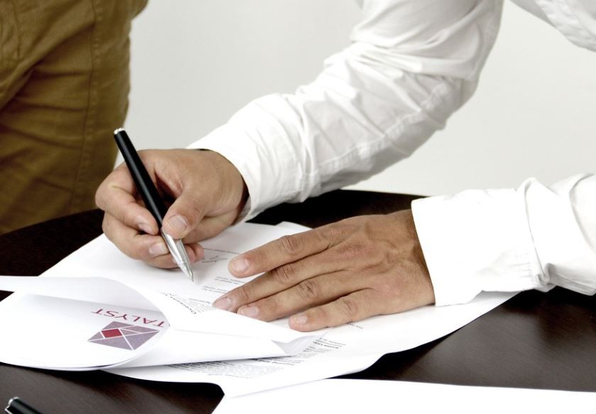 Soñar con firmar tu nombre : 8 escenarios y significados