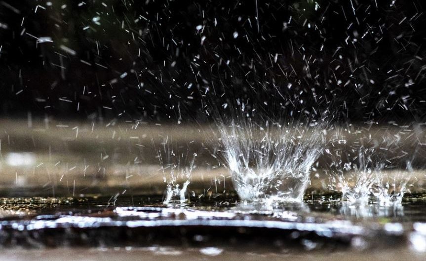 Soñar con lluvia : 10 escenarios y significados