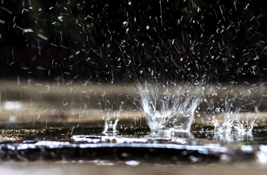 Soñar con lluvia : 10 escenarios y significados
