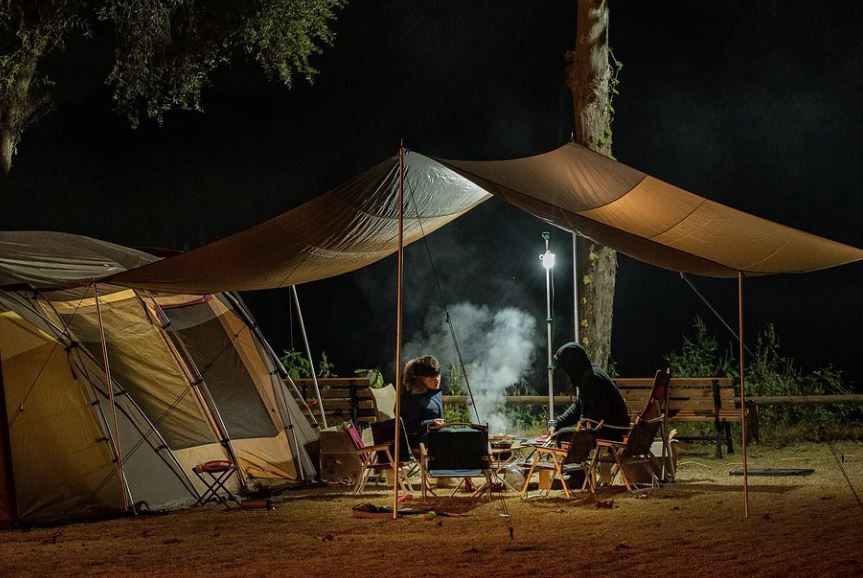 Soñar con acampar : 11 escenarios y significados