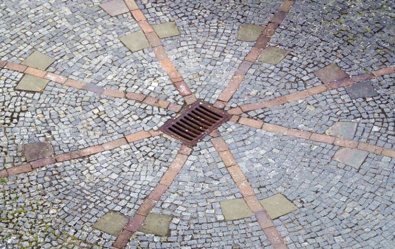 Soñar con alcantarillas : 11 escenarios y significados